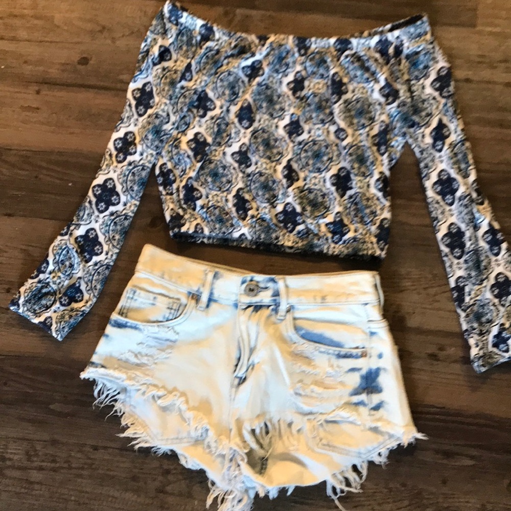 Off the shoulder floral shirt 💙🦋